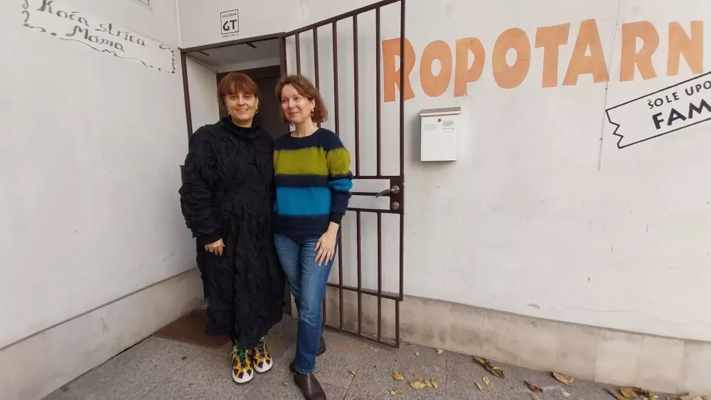 Nika Ravnik in Martina Obid Mlakar vabita, da ju obiščete na Dvorišču oblikovalcev na Gornjem trgu v Ljubljani. Foto: Vesna Levičnik