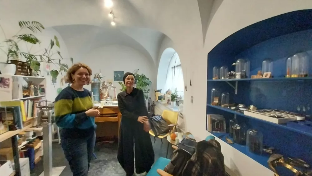 Med prvimi, ki je oblikovalki obiskala je bila, Samira Kentrić. Foto: Vesna Levičnik