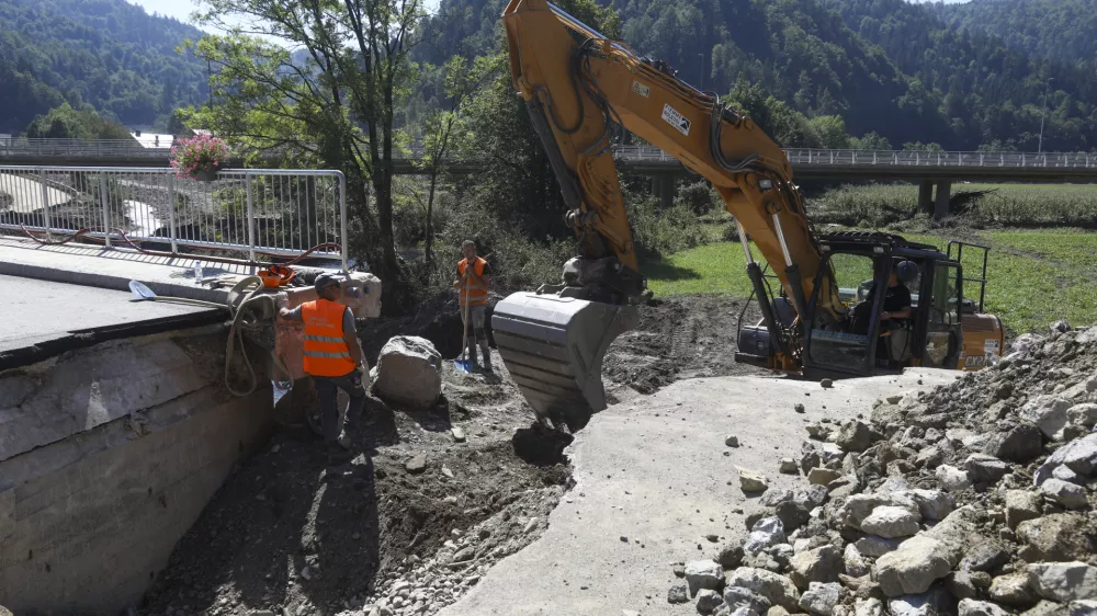 obnova mostu Poljanska sora- odpravljanje posledic poplav – sanacija škode -- 14.08.2023 - Dan solidarnosti in dela prost dan - najhujša naravna ujma v zgodovini Slovenije - prizadeti dve tretjini države - ujma - poplave – zemeljski plazovi – neurja – prostovoljci - //FOTO: Luka Cjuha