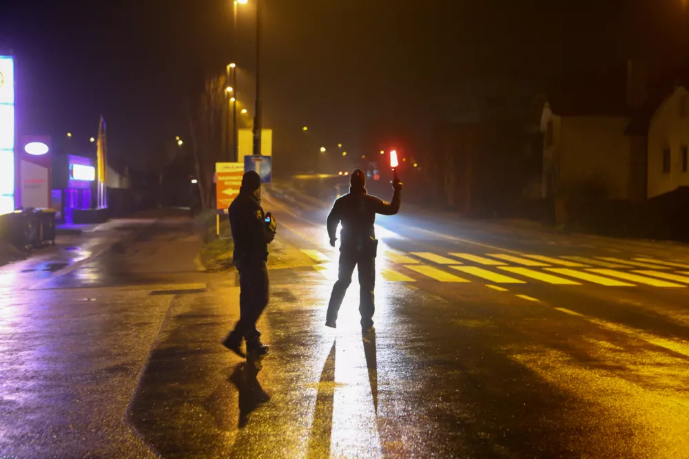 ﻿- policist - javna uprava - kazenska politika- 19.01.2015 - Ttržaška cesta pri Dolgem mostu - Policija - nadzor prometa - policijska prometna patrulja - poostrena kontrola cestnega prometa v nočnih urah - //FOTO: Bojan Velikonja