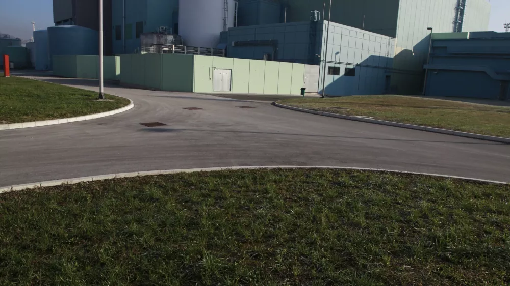 ﻿- 4.12.2013 - Nuklearna elektrarna Krško - NEK je opremljena z Westinghousovim lahkovodnim tlačnim reaktorjem toplotne moči 2000 MW. Njena moč na pragu je 696 MW. Elektrarna je priključena na 400 kV omrežje za napajanje potrošnih središč v Sloveniji in Hrvaški. stavba//FOTO: Luka Cjuha