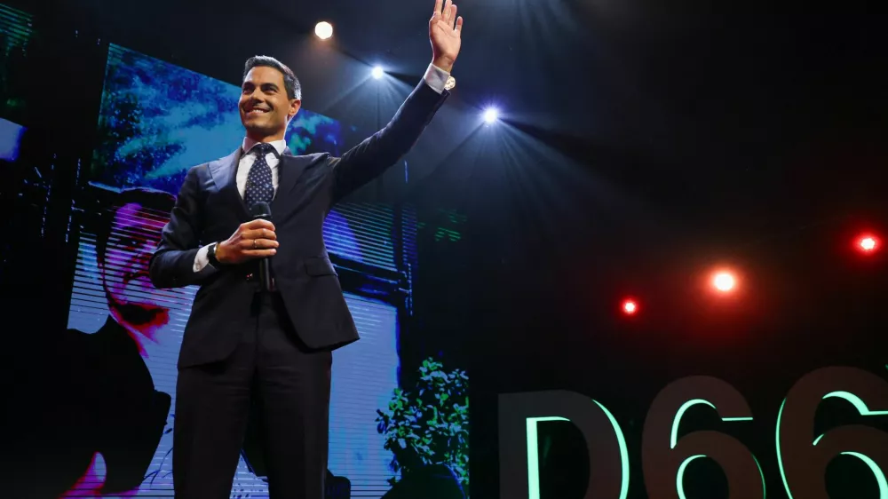 Democrats 66 (D66) party leader Rob Jetten waves as he speaks following the first exit poll result in the Dutch parliamentary elections in Leiden, Netherlands, October 29, 2025. REUTERS/Piroschka van de Wouw