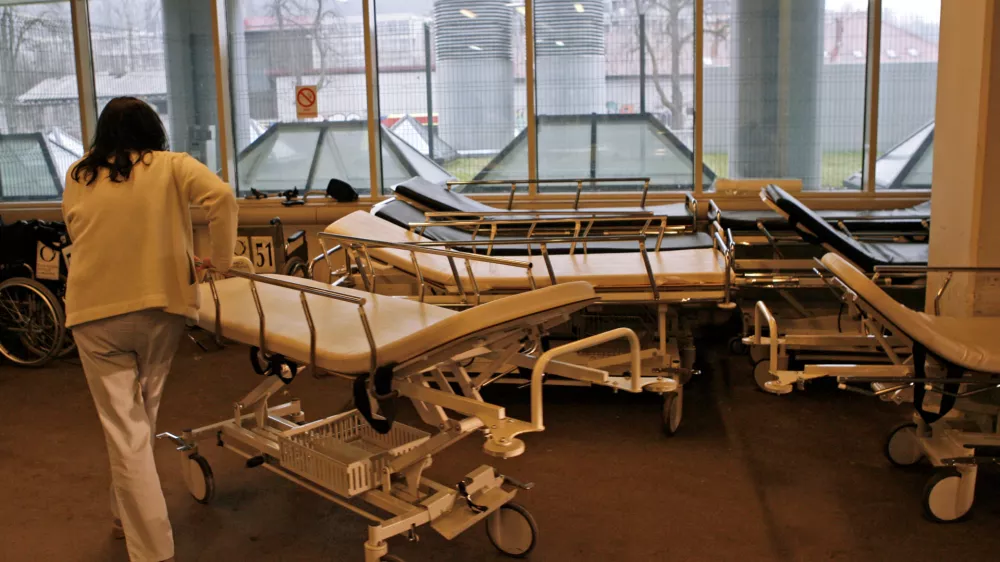 ﻿- simbolična fotografija - bolniška postelja - onkologija - zdravljenje novotvorb (rakavih tkiv in tumorjev) - zdravstvo - bolezen rak - - 02.03.2015 - Onkološki inštitut Ljubljana (OI) - dan odprtih vrat - //FOTO: Tomaž Skale