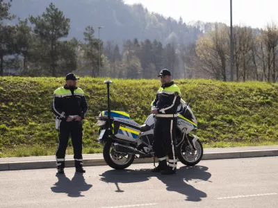 prometni nadzorpolicija - simbolična fotografijaprometna policijavarnost v prometupolicija na motorjihmotoristična policijaprehitri voznikiavtocestna policija08.04.2025 Policijski nadzor, počivališče PovodjeFOTO: Nik Erik Neubauer