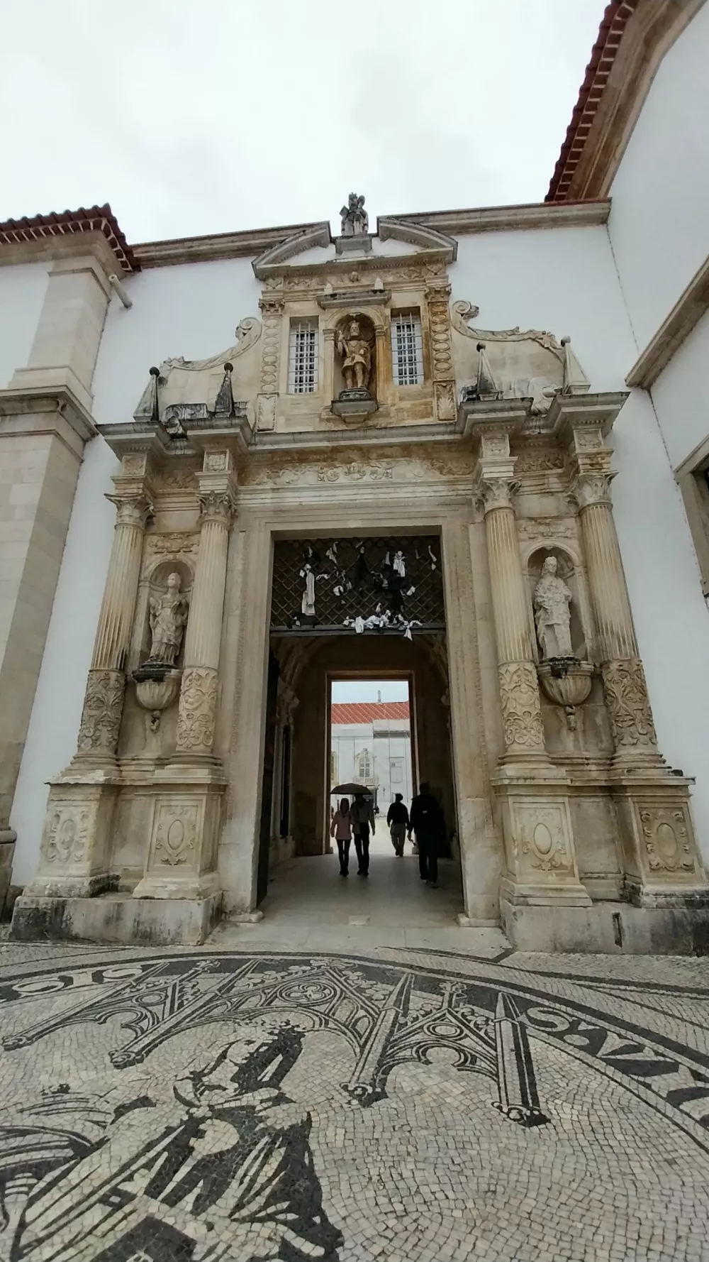 Coimbra ima eno najstarejših univerz v Evropi, krasi pa jo veličastna knjižnica Joanina, v kateri so shranjene dragocene knjige in rokopisi