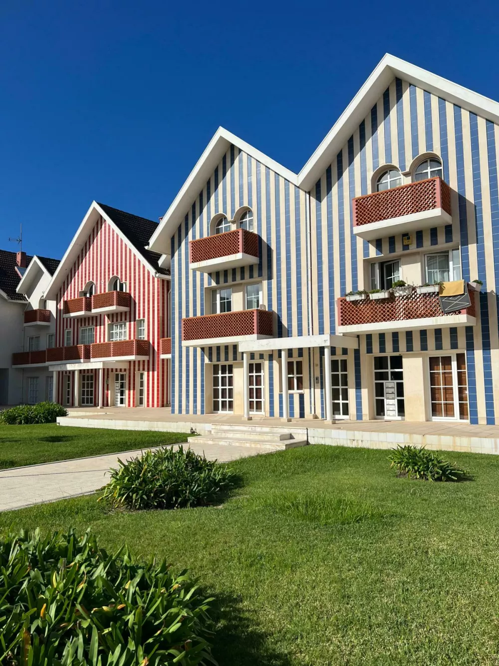 Costa Nova, obmorsko letovišče s pisanimi hišami v rdečih, modrih in rumenih črtah, ki so nekoč služile ribičem za shranjevanje mrež. 