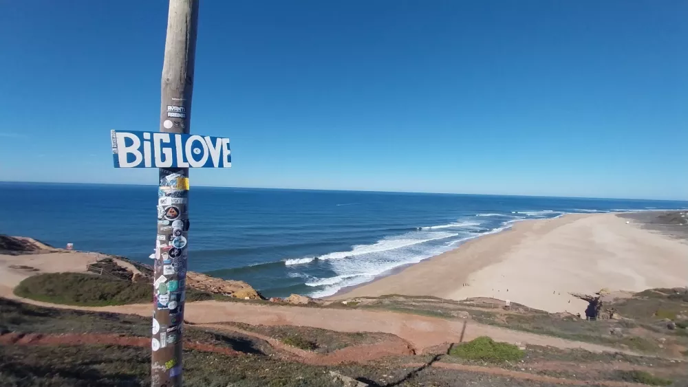 Od Coste Nove se lahko odpravite do skrajne točke celine – rta Cabo da Roca, kjer morje in veter razkrivata surovo lepoto oceana. 