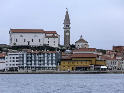﻿- 14.10.2013 - Piran - morje - oblaki - cerkev sv. Jurij    //FOTO: Jaka Gasar