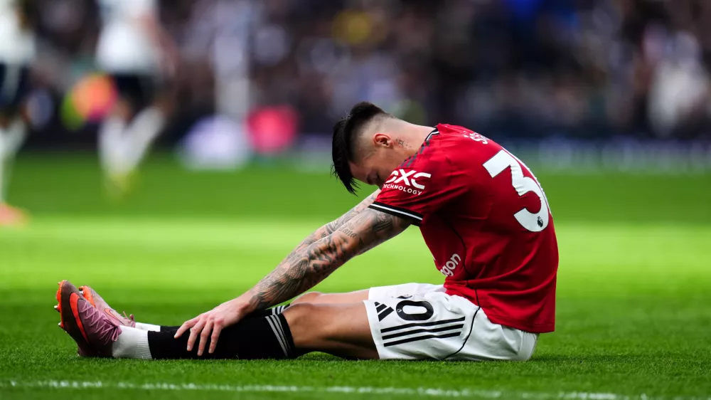 08 November 2025, United Kingdom, London: Manchester United's Benjamin Sesko sits injured during the English Premier League soccer match between Tottenham Hotspur and Manchester United at Tottenham Hotspur Stadium. Photo: John Walton/PA Wire/dpa