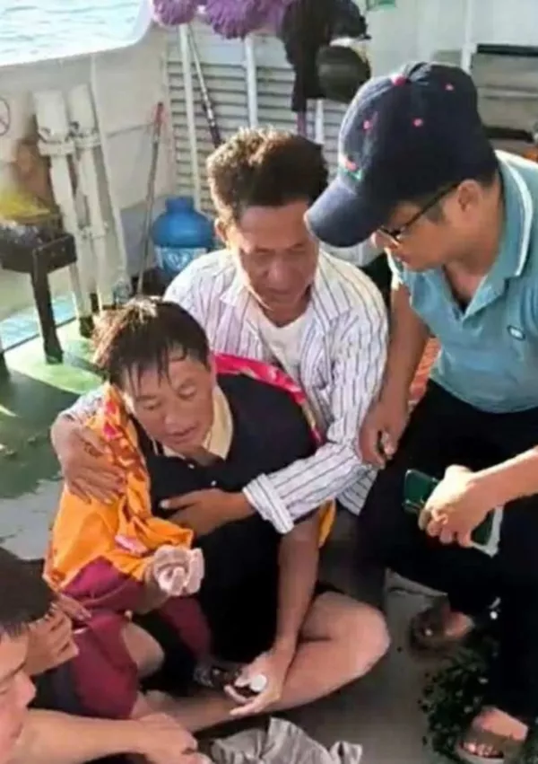 Reševanje na razburkanem morju je bilo zahtevno.