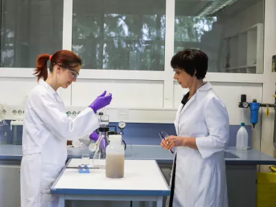 - 09.05.2023 – prof.dr. Ester Heath, raziskovalka z Odseka za znanosti o okolju Instituta "Jožef Stefan" in vodja Skupine za organsko analizo, prejemnica Zoisove nagrade 2022 za vrhunske dosežke za rabo organske analize na področju okolja, hrane in zdravja //FOTO: Bojan Velikonja