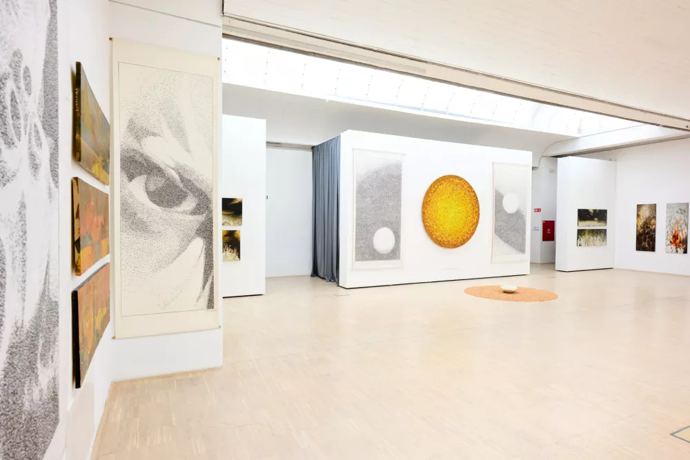 Umetnik, zazrt globoko vase