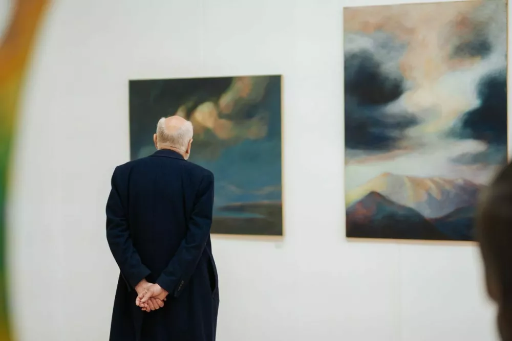 Umetnik, zazrt globoko vase