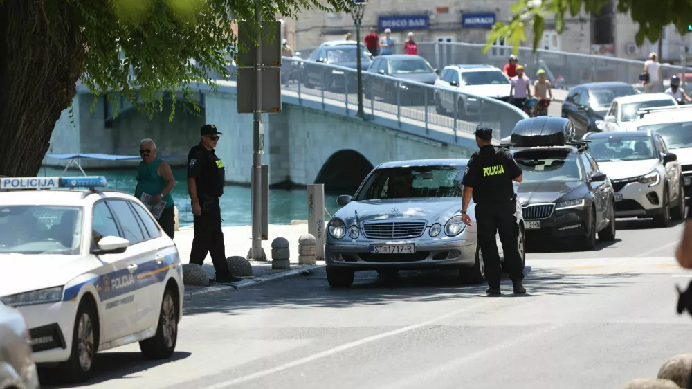V Splitu vlada obsedno stanje, sredi ulic stojijo do zob oboroženi varuhi redu in iščejo pobeglega strelca. 