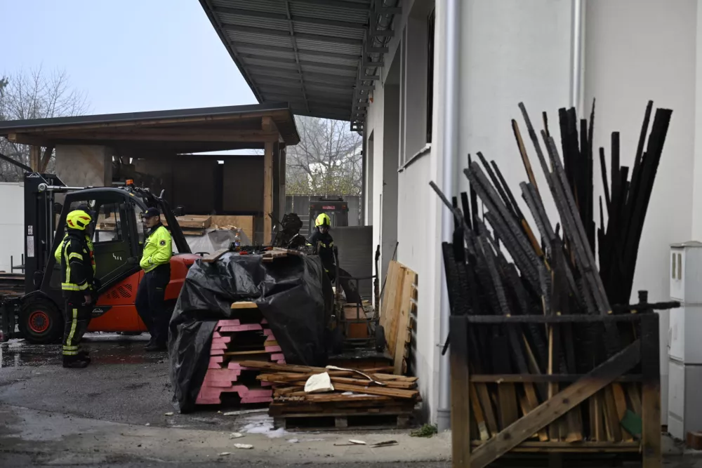 Velik požar v Preserjah pogašen, gmotna škoda zelo velika