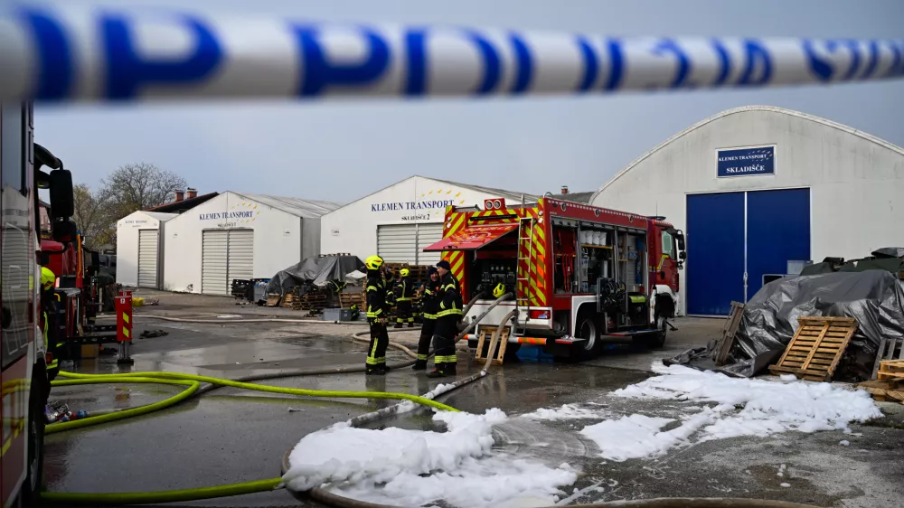 Velik požar v Preserjah pogašen, gmotna škoda zelo velika