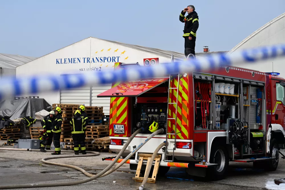 Velik požar v Preserjah pogašen, gmotna škoda zelo velika