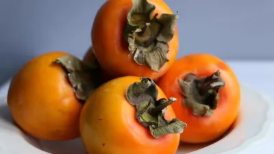 Kaki na krožniku / Foto: Istock