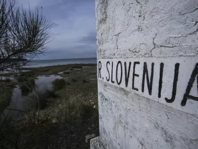 - 04.02.2015 - Mednarodni mejni prehod &Scaron;kofije na meji z Italijo - mejni kamen - meja Slovenija -  Italija -   //FOTO: Jaka Gasar