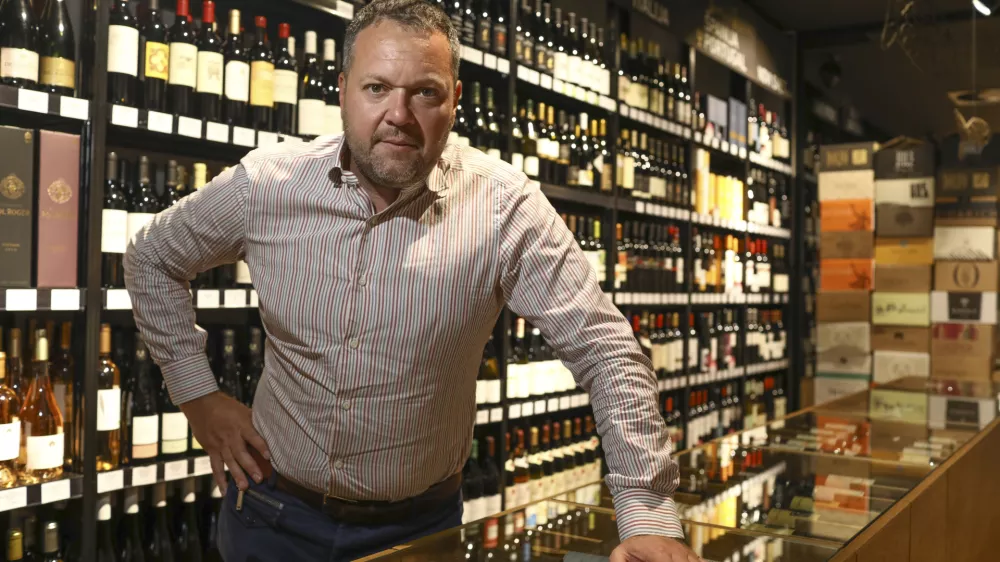 sommelier Gašper Čarman - 14.09.2023 - EVino Bar - vinoteka, Šmartinska cesta 53 v Ljubljani //FOTO: Luka Cjuha