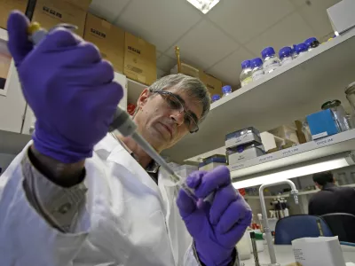 Dr. Simon Horvat, znanstvenik - profesor, ki je z genomsko analizo odkril gen DEPTOR, ki vpliva na debelost, zaposlen v Laboratoriju za biotehnologijo - Kemijski inštitut in profesor genetike - Biotehniška fakulteta//FOTO: Tomaž Skale