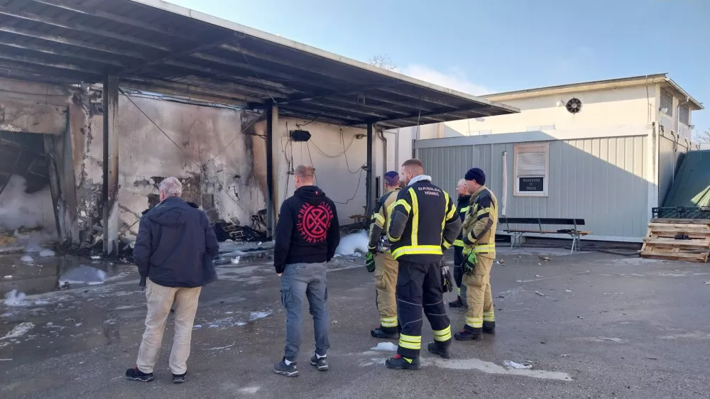 Dan po nedeljskem požaru na pogorišču ostajajo gasilci, ogled s strani policije pa je v dopoldanskih urah še trajal. 