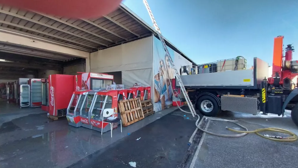 Hitra intervencija gasilcev je preprečila, da bi se požar razširil tudi na sosednje objekte. 