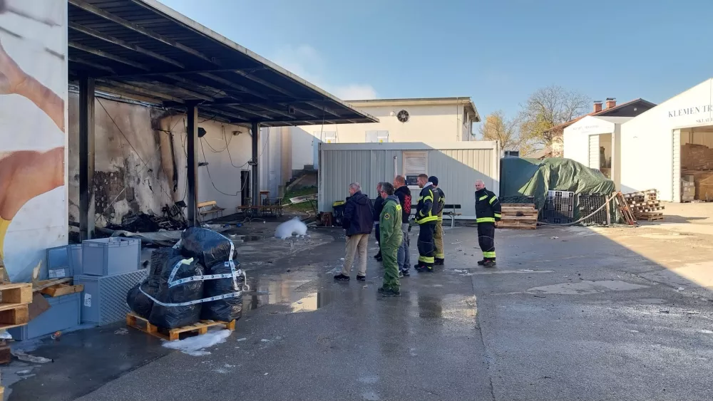 Dan po nedeljskem požaru na pogorišču ostajajo gasilci, ogled s strani policije pa je v dopoldanskih urah še trajal. 
