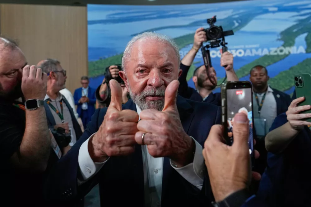 Brazil President Luiz Inacio Lula da Silva flashes two thumbs-up during the COP30 U.N. Climate Summit in Belem, Brazil, Friday, Nov. 7, 2025. (AP Photo/Eraldo Peres)