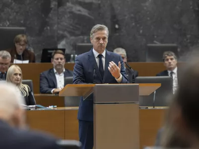 Ljubljana, DZ.Izredna seja DZ, na kateri so obravnavali predlog priporocila vladi v zvezi z ukrepi za preprecitev kriminala na obmocju jugovzhodne Slovenije in Posavja ter za trajno resevanje romske problematike in predlog priporocila v zvezi z zagotavljanjem varnosti in ucinkovitosti pravosodnega sistema na obmocjih z zaostrenimi varnostnimi tveganji v jugovzhodni Sloveniji.Predsednik vlade Robert Golob.