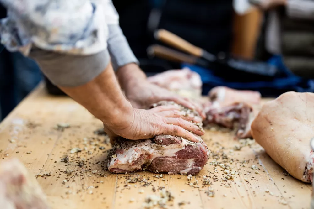 Izmera prašiča v novi preobleki: Koline kot kulinarični spektakel
