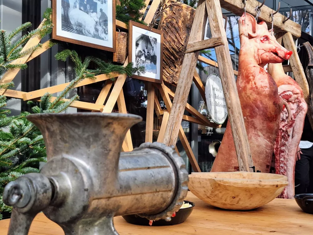 Izmera prašiča v novi preobleki: Koline kot kulinarični spektakel