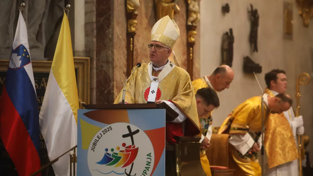 20.04.2025. Vstajenjska maša v cerkvi Sv. Nikolaja v Ljubljani, ki jo je vodil nadškof Stanislav Zore. Foto: Bojan Velikonja