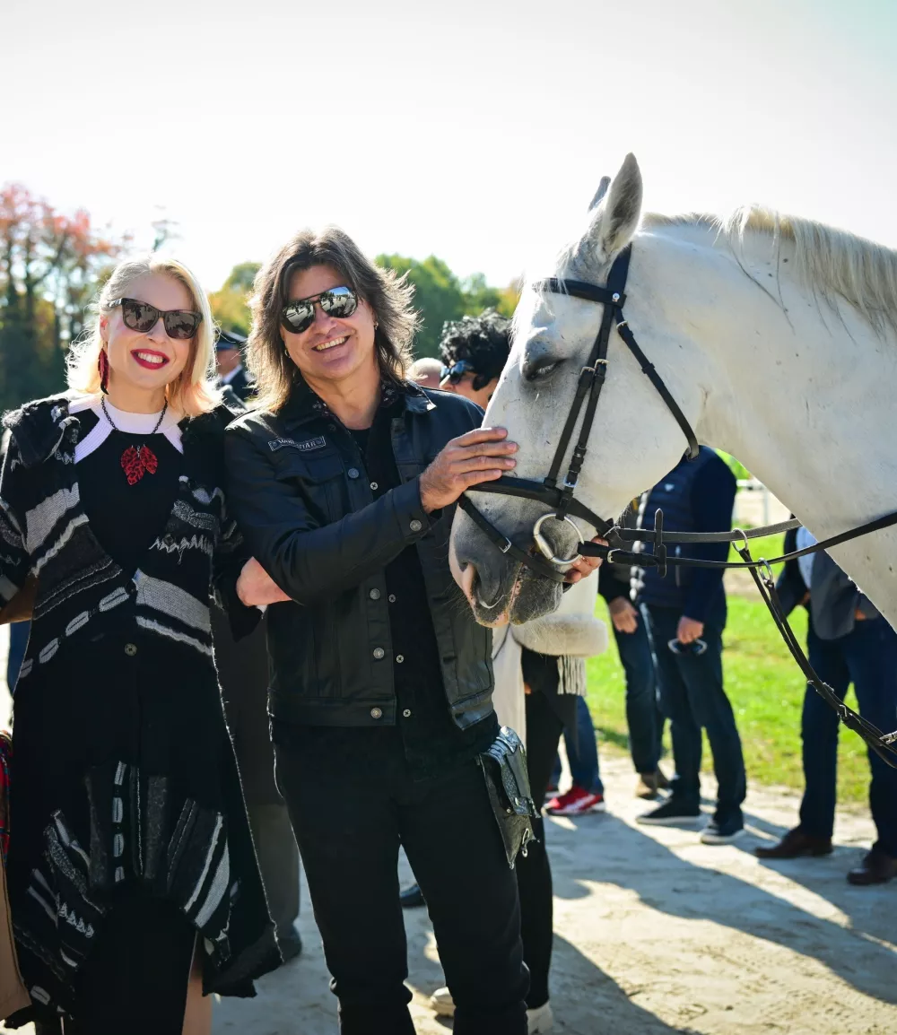 Sta še tako srečna kot sta bila. Urška Klakočar in Bor Zuljan ali je ljubezni konec,, se sprašujejo rumeni mediji. 
