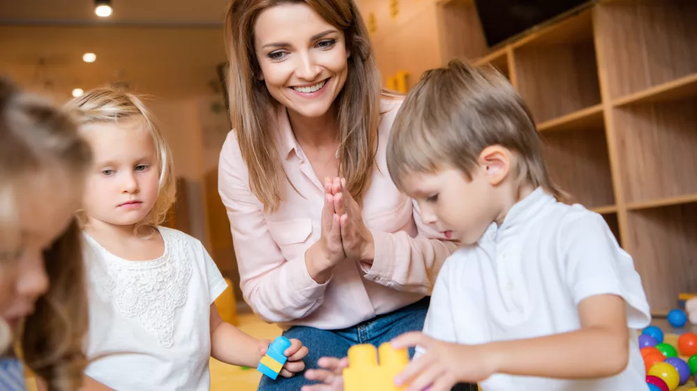 Javni uslužbenci vsak dan skrbijo, da naša družba deluje. (Foto: DepositPhotos)