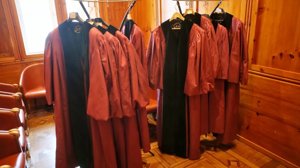 ﻿- simbolična fotografija 2017 - toga - službeno oblačilo ustavnega sodnika - pravosodje - pravo - pravičnost - pravica - pravni sistem - tožilstvo - sodna oblast - sodišča - sodišče - //FOTO: Tomaž Skale / Foto: Tomaz Skale