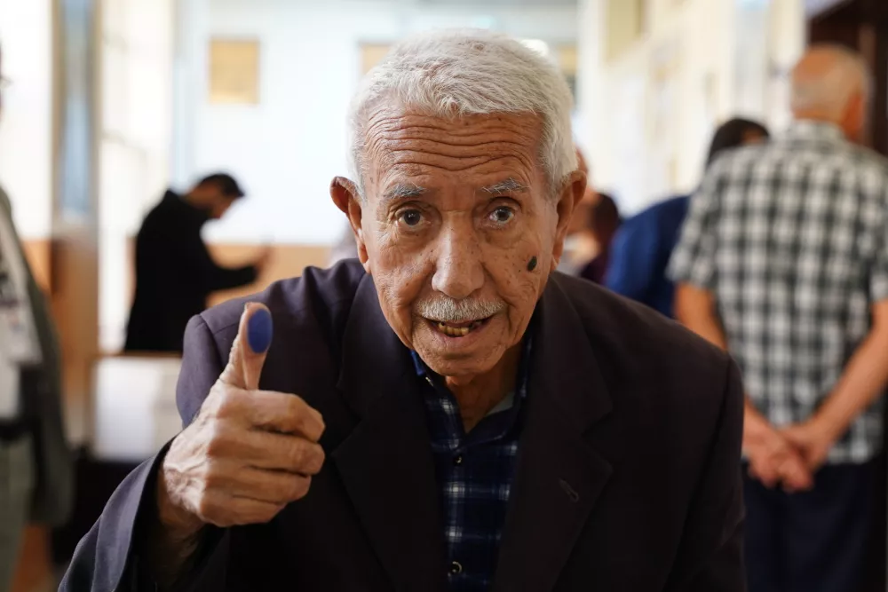 11 November 2025, Iraq, Erbil: An Iraqi Kurdish man waves his finger after casting his vote during the Iraqi parliamentary elections. Photo: Ismael Adnan/dpa
