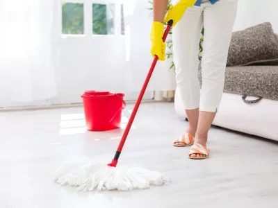 Worth housewife cleaning floor at home / Foto: Didesign021