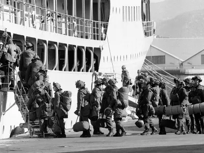 vojna za Slovenijo - Koper, odhod jugoslovanskih vojakov vkrcavanje na ladjo,//FOTO: Tomaž Skale / Foto: Tomaž Skale