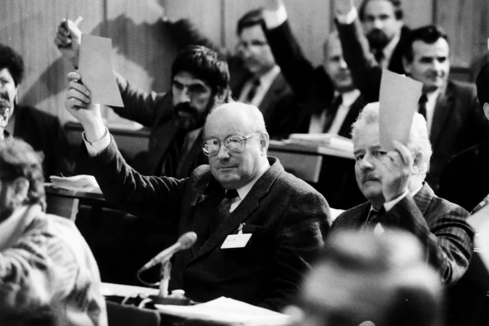 - Plebiscit o samostojnosti Slovenije 23. decembra 1990 -, skupščina, glasovanje, Jože Smole, Emil Milan Pintar / Foto: Nace Bizilj