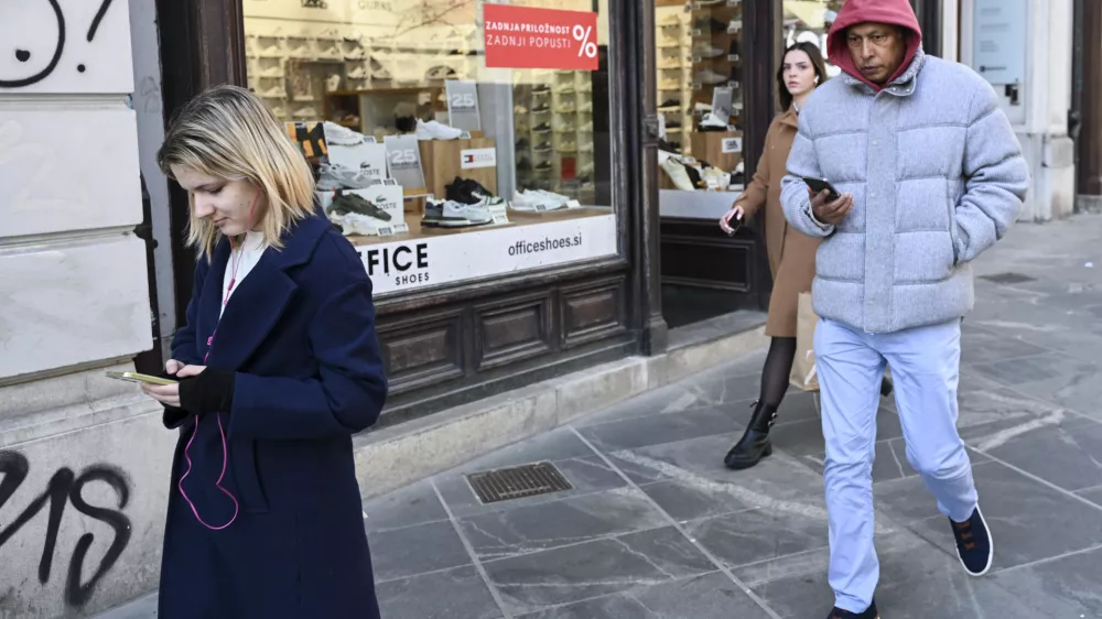 simbolična fotografijamobitelsodobna tehnologijasocialna omrežjamobitelefonkomunikacijamobilni telefonmobilnikpametni telefonpametni telefoniinstagram facebook tiktok04.03.2025 Uporaba mobilnih telefonovFOTO: Nik Erik Neubauer