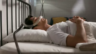 Človek med ležanjem v postelji. Slika je simbolična. / Foto: Istock