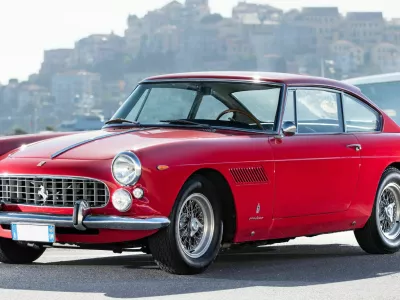 Ferrari 330 america (1963): Skrit pod ponjavo in plastmi prahu