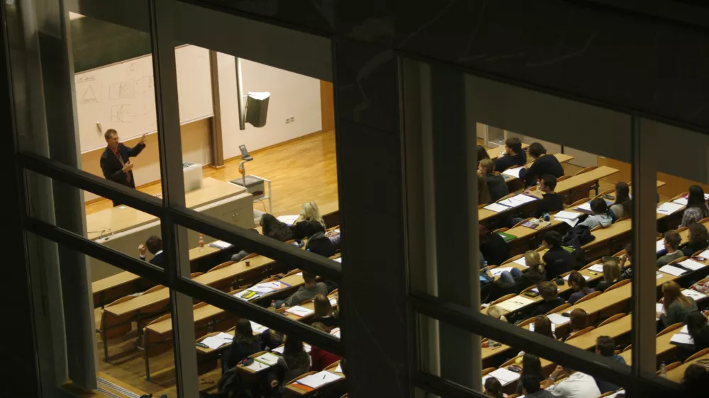 Sredi semestra zunanji predavatelji še vedno brez pogodb