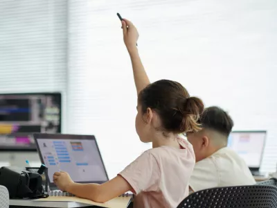 Staršem grozijo z visoko globo, če otroke silijo k učenju