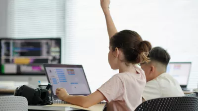 Staršem grozijo z visoko globo, če otroke silijo k učenju