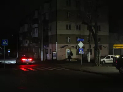 10 November 2025, Ukraine, OdessaA car is driven along a dark street Nezhinskaya. Due to damage to power distribution stations caused by shelling by the Russian Federation, scheduled power outages are in effect in Odessa. DTEK, the largest private energy company in Ukraine is shutting off power daily for distribution and production according to schedule. PhotoViacheslav Onyshchenko/SOPA Images via ZUMA Press Wire/dpa