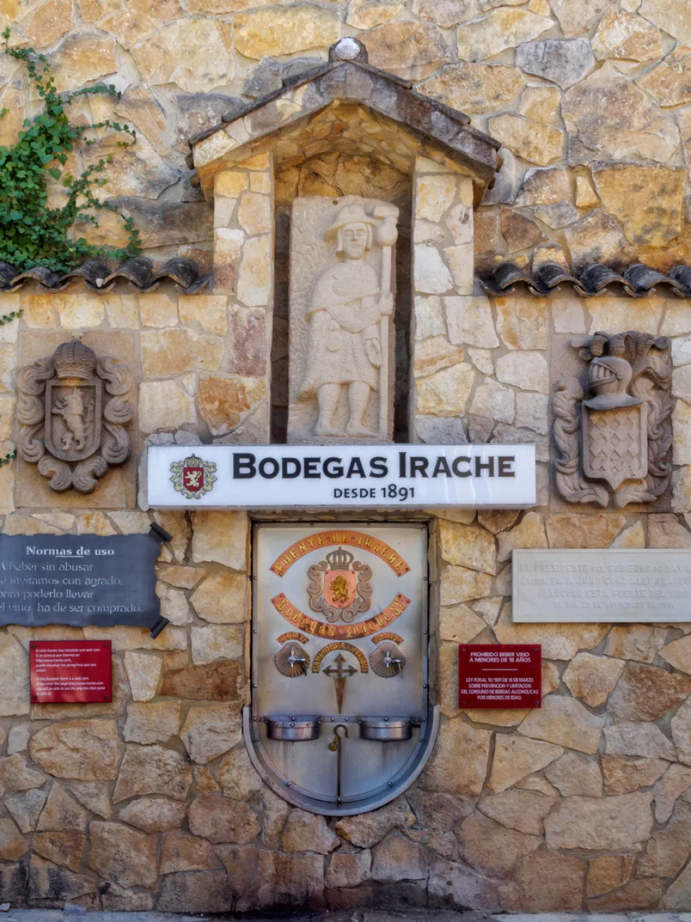 Wine fountain on the Way of Saint James at the foot of Mount Montejurra - Ayegui, Navarre, Spain / Foto: Istockphoto