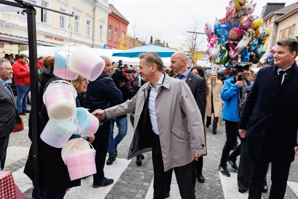 Robert Golob vladno ekipo na nedavnem obisku Pomurja. / Foto: Nebojša Tejič, STA