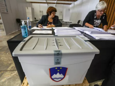 predčasno glasovanje za predsednika republike Slovenije na Gospodarskem razstavišču- 18.10.2022 – Predsedniške volitve 2022 - sedme volitve za petega predsednika republike v samostojni Sloveniji – volilci so volili med sedmimi kandidati – Milanom Brglezom, Janezom Ciglerjem Kraljem, Anžetom Logarjem, Natašo Pirc Musar, Vladimirjem Prebiličem in Sabino Senčar //FOTO: Luka Cjuha